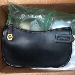 COACH Swinger Bag in Black